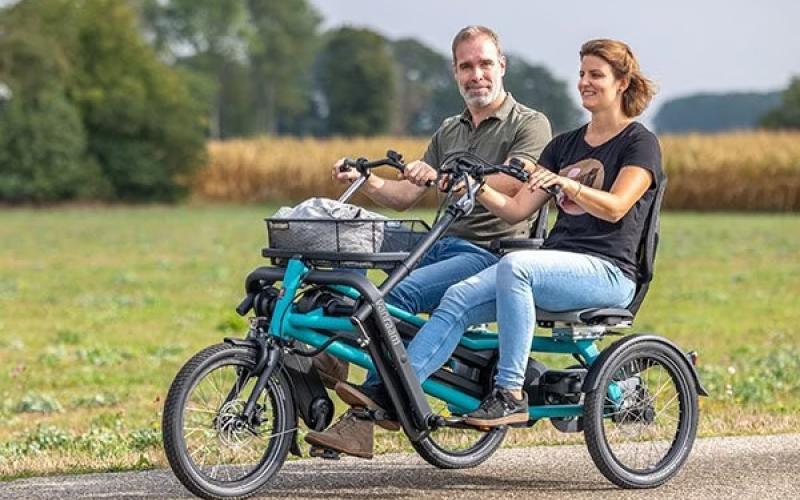 <p>Met een duofiets zit je naast elkaar in plaats van achter elkaar. Dat maakt samen fietsen makkelijker, gezelliger en toegankelijk voor iedereen.</p>
